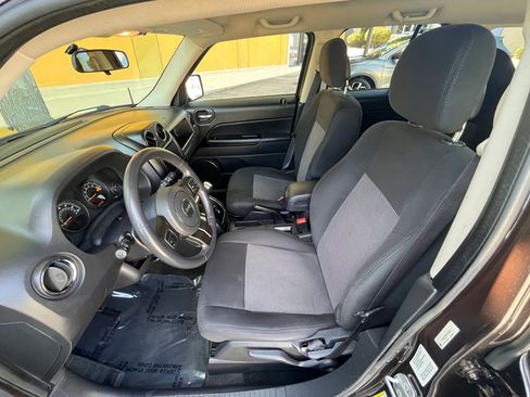 Used 2014 Jeep Patriot Latitude AWD/4WD image 9