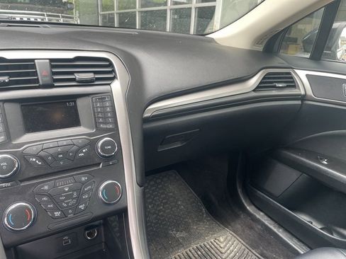 Used 2017 Ford Fusion SE w/ Equipment Group 601A image 19