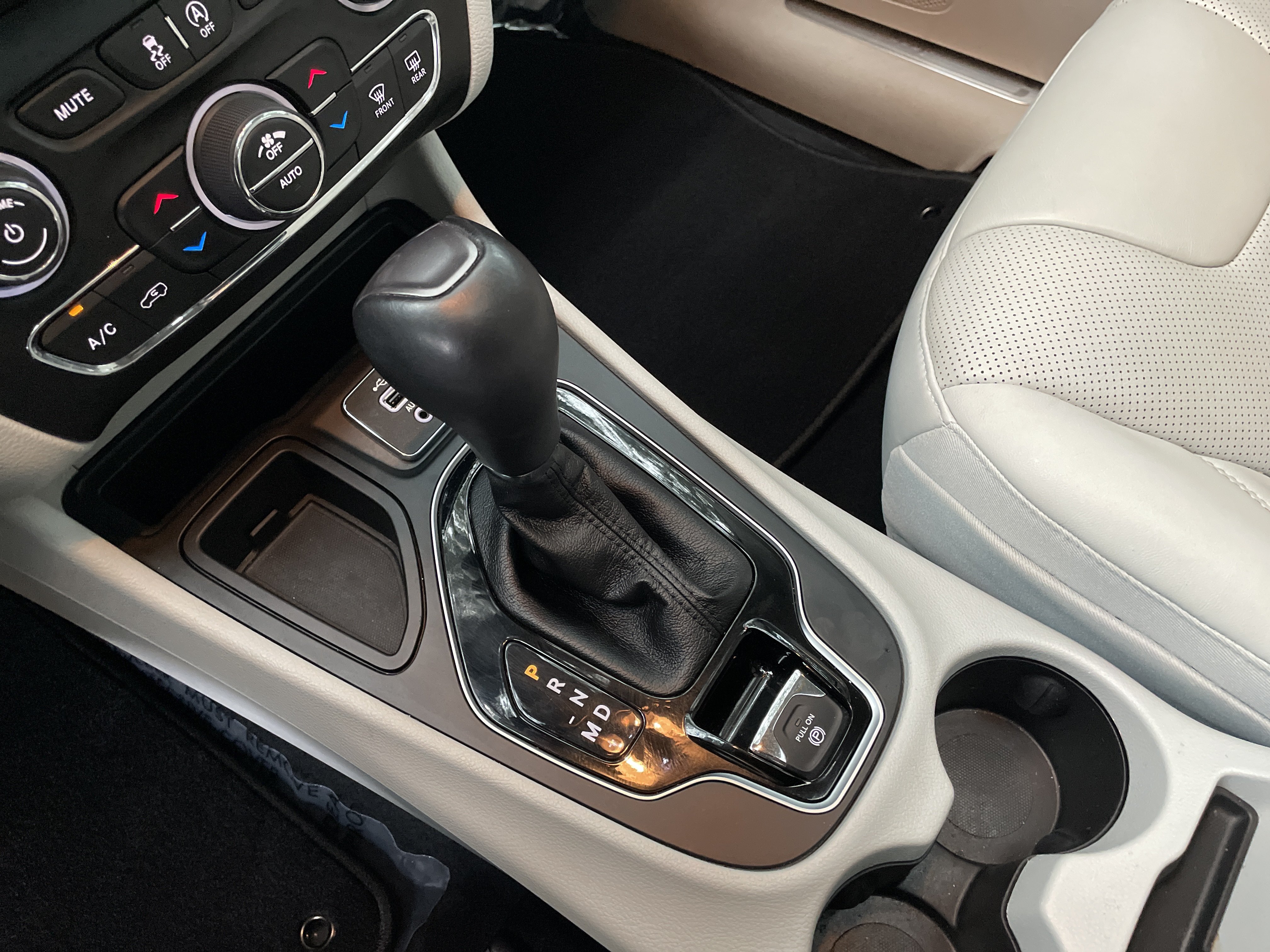 Used 2021 Jeep Cherokee Limited w/ Elite Package FWD image 25