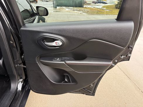 Used 2016 Jeep Cherokee Trailhawk w/ Comfort/Convenience Group image 19