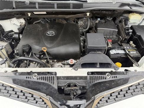 Used 2018 Toyota Sienna SE image 31