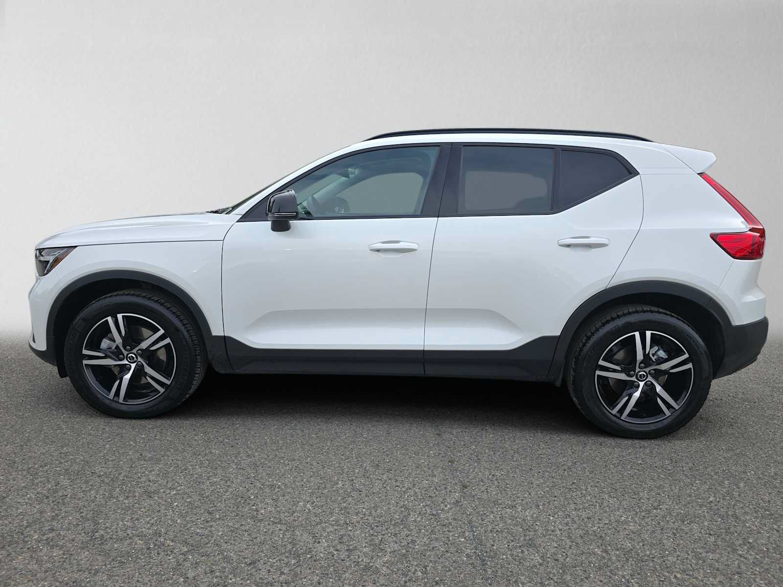 Used 2026 Volvo XC40 B5 Core w/ Climate Package AWD/4WD image 6