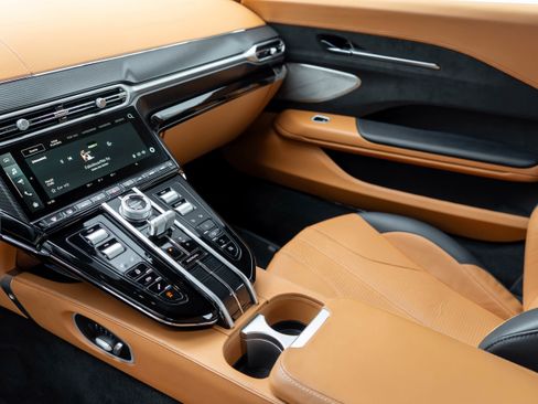 Used 2025 Aston Martin V8 Vantage Coupe image 9