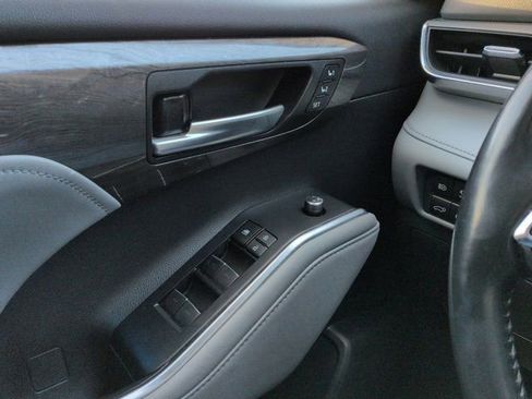 Certified 2021 Toyota Highlander Limited image 28