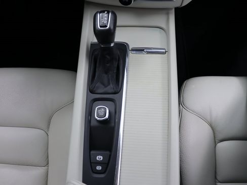 Used 2018 Volvo XC60 T6 Momentum w/ Vision Package image 27