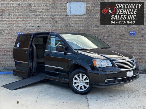 Used 2016 Chrysler Town & Country Touring image 3