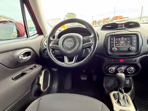 Used 2017 Jeep Renegade Latitude w/ Cold Weather Group FWD image 16