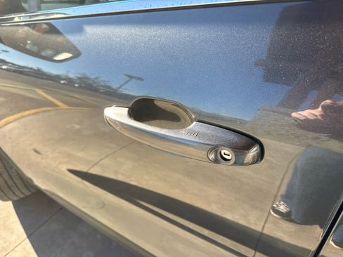 Used 2020 Ford Escape Titanium image 9