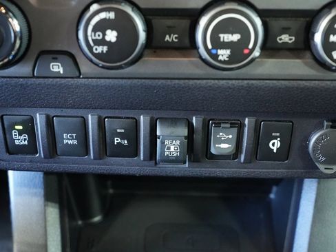 Used 2019 Toyota Tacoma TRD Off-Road w/ Technology Package image 31