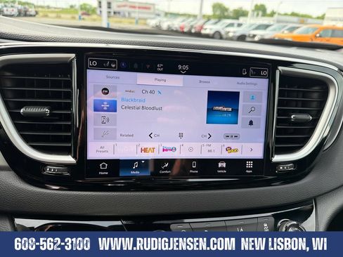 Used 2025 Chrysler Pacifica Select FWD image 18