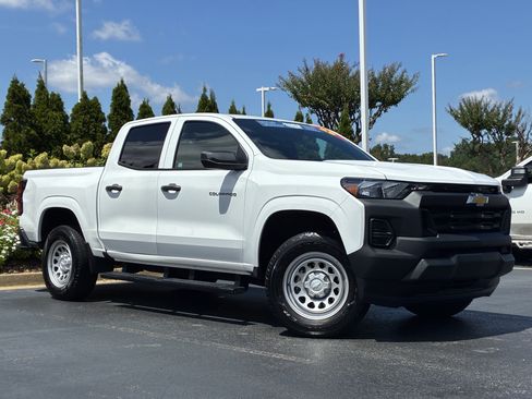 Used 2025 Chevrolet Colorado W/T RWD image 2