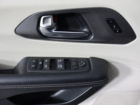 Used 2023 Chrysler Pacifica Touring-L image 22