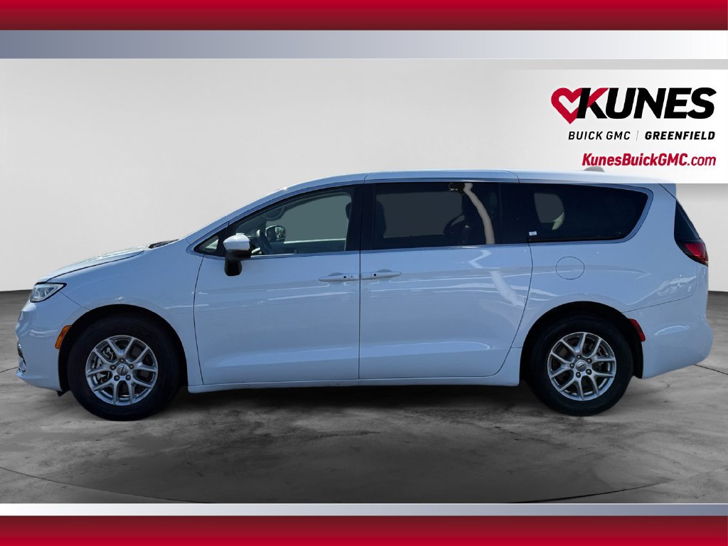 Used 2023 Chrysler Pacifica Touring-L FWD image 6