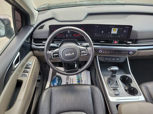 Used 2025 Kia Carnival FWD image 10