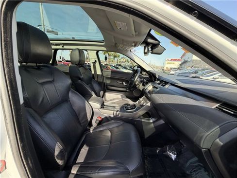 Used 2019 Land Rover Range Rover Evoque SE image 32