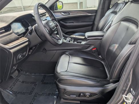 Used 2024 Jeep Grand Cherokee Limited w/ Black Appearance Package AWD/4WD image 17