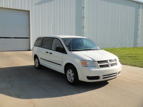 Used 2010 Dodge Grand Caravan FWD image 4