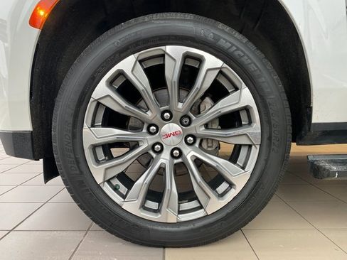 Used 2021 GMC Yukon Denali w/ Denali Premium Package image 28