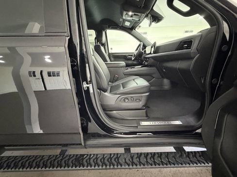 Used 2025 Chevrolet Suburban Z71 image 14