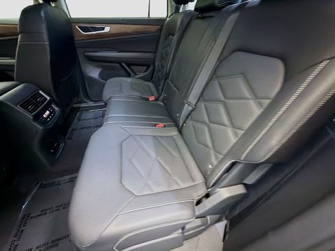 Used 2025 Volkswagen Atlas SE AWD/4WD image 13