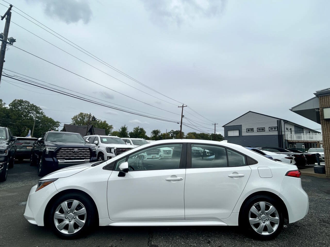 Used 2021 Toyota Corolla LE FWD image 3