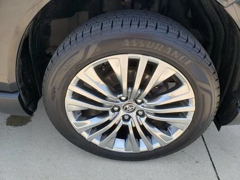 Used 2022 Toyota Venza Limited AWD/4WD image 28