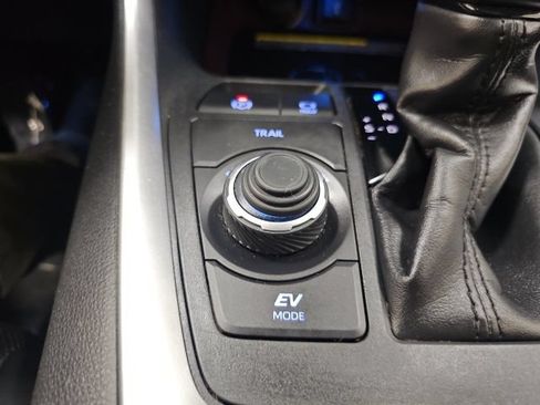 Used 2020 Toyota RAV4 Limited AWD/4WD image 23