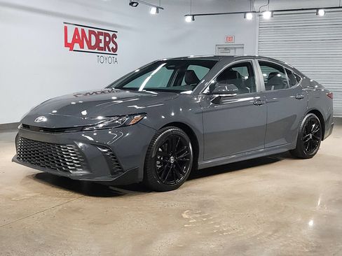 Used 2025 Toyota Camry SE FWD image 3