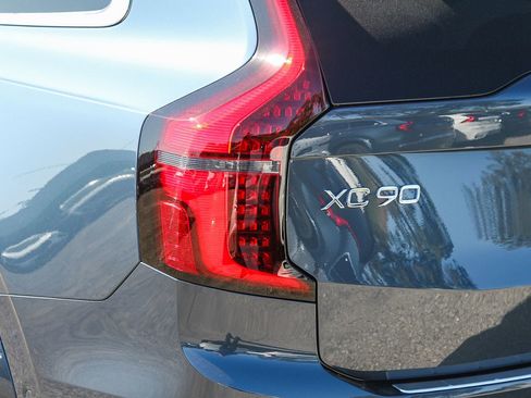 New 2026 Volvo XC90 B6 Plus w/ Protection Package Premier AWD/4WD image 9