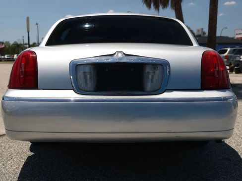 Used 2001 Lincoln Town Car Signature RWD image 5