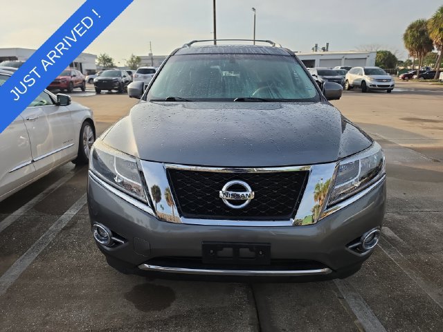 Used 2015 Nissan Pathfinder Platinum w/ Family Entertainment Package FWD image 2