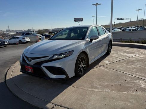 Used 2024 Toyota Camry SE w/ Cold Weather Package image 9