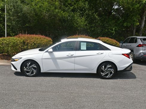 Used 2025 Hyundai Elantra Limited FWD image 2