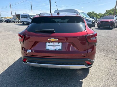 Used 2024 Chevrolet Trax LT w/ Driver Confidence Package FWD image 4