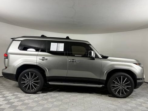 Used 2024 Lexus GX 550 w/ Accessory Package (Z1) AWD/4WD image 9