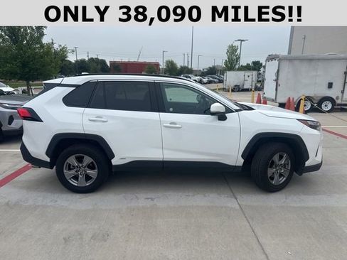 Used 2025 Toyota RAV4 XLE AWD/4WD image 2
