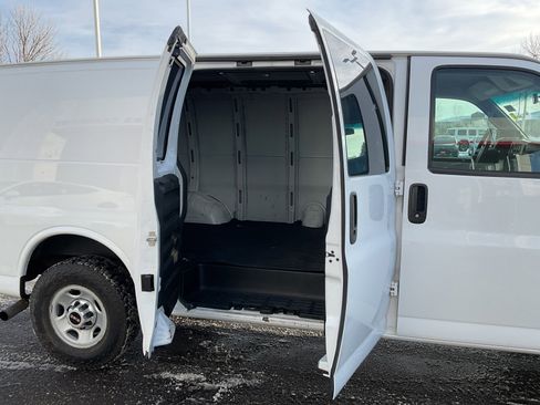 Used 2017 GMC Savana 2500 image 16