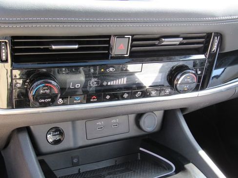 Certified 2025 Nissan Rogue SL w/ SL Premium Package FWD image 27