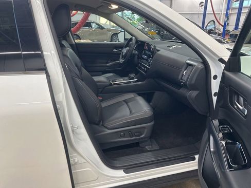 Used 2024 Nissan Pathfinder SL AWD/4WD image 19