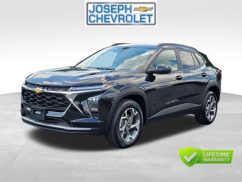 Used 2025 Chevrolet Trax LT FWD image 2