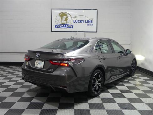 Used 2022 Toyota Camry SE w/ Cold Weather Package FWD image 10
