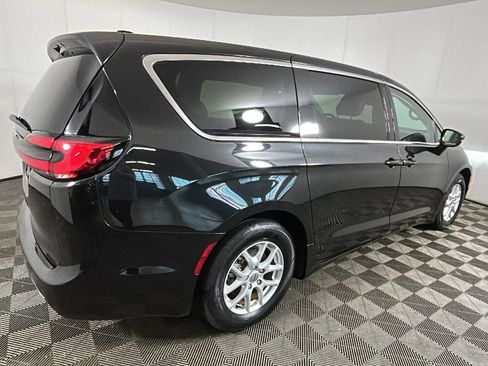 Used 2024 Chrysler Pacifica Touring-L FWD image 3