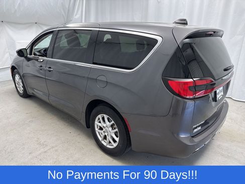 Used 2023 Chrysler Pacifica Touring-L FWD image 5