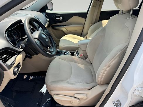 Used 2019 Jeep Cherokee Latitude w/ Popular Appearance Group FWD image 9