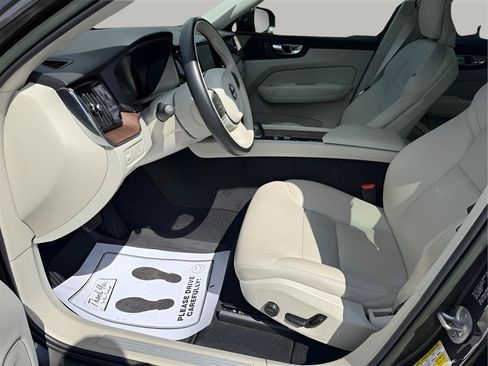 Used 2022 Volvo XC60 B5 Momentum w/ Advanced Package AWD/4WD image 16