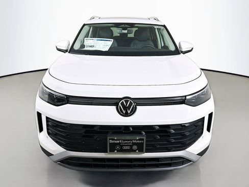 New 2025 Volkswagen Tiguan SE image 2