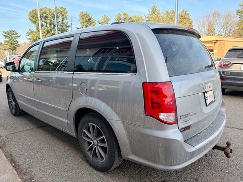 Used 2017 Dodge Grand Caravan SXT image 5