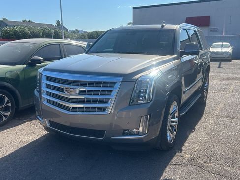 Used 2019 Cadillac Escalade Luxury w/ LPO, Radiant Package AWD/4WD image 2