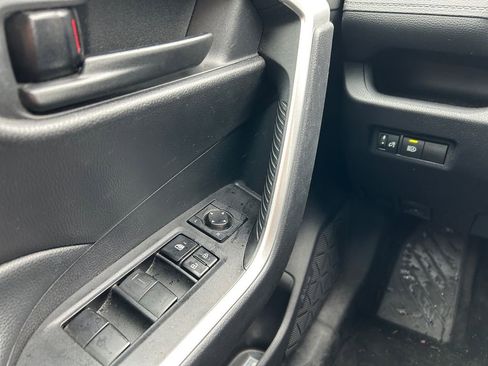 Used 2021 Toyota RAV4 LE FWD image 18