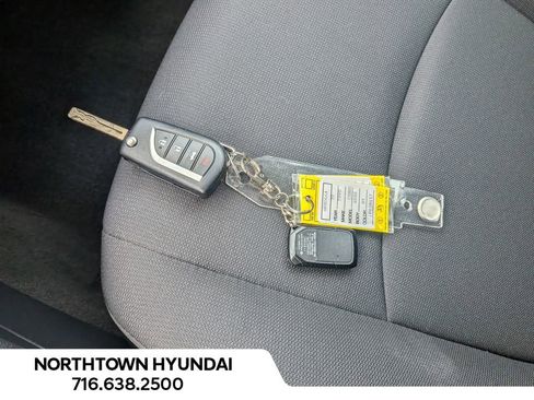 Used 2020 Toyota Corolla LE FWD image 18